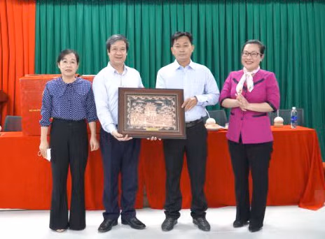 Bộ trưởng Nguyễn Kim Sơn tặng quà lưu niệm Trường THCS Châu Hòa.