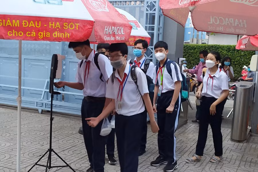 Học sinh Trường THCS Lý Thánh Tông (Q.8, TPHCM) đi học trực tiếp.