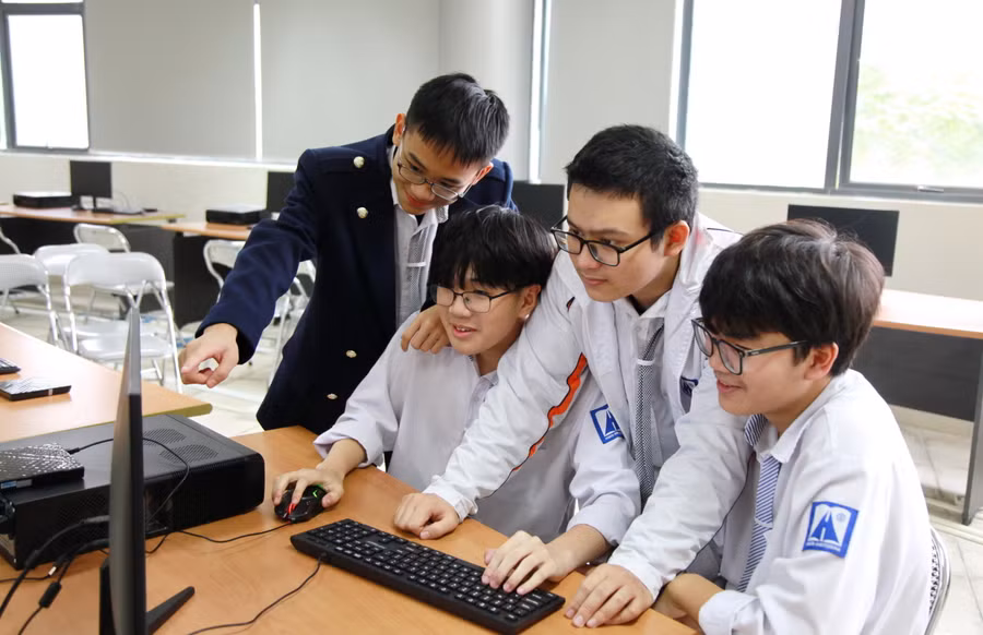 Đội tuyển Tin học Trường THPT chuyên Hà Nội Amsterdam trong thời gian luyện tập. Đội tuyển Tin học Trường THPT chuyên Hà Nội Amsterdam trong thời gian luyện tập.