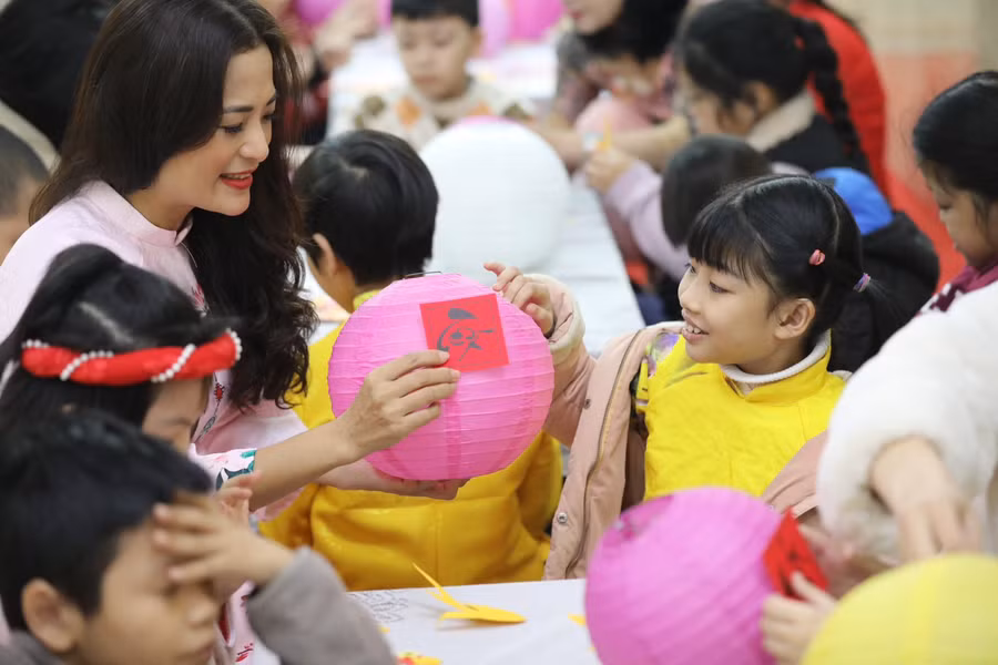 Cô trò cùng trang trí đèn lồng.