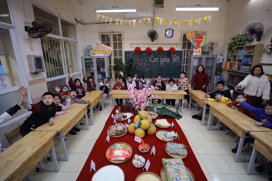 Hoạt động trải nghiệm theo góc cho học sinh làm đồ handmade.