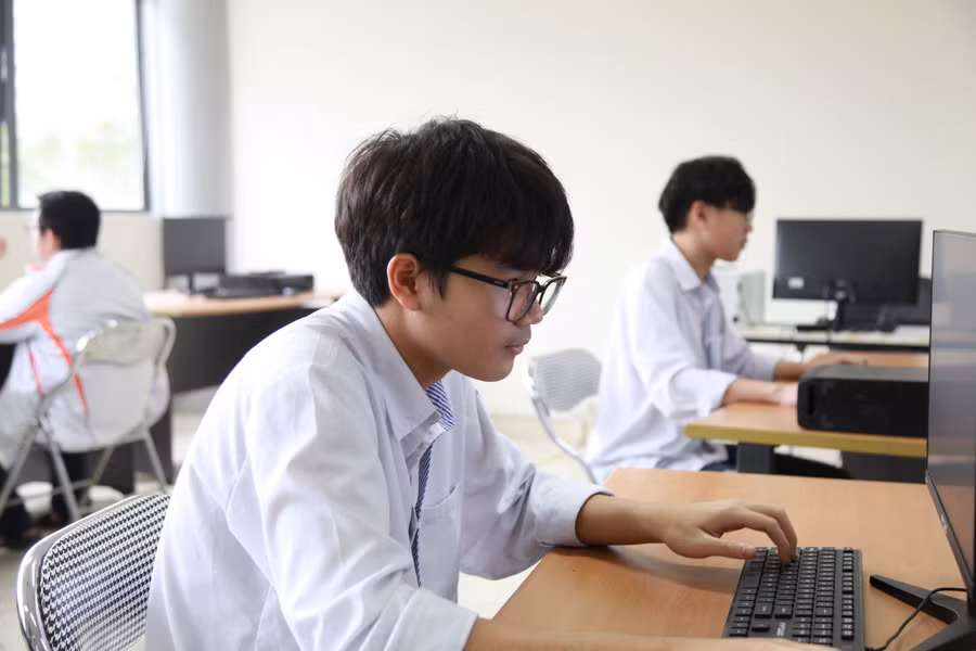 Lê Trọng Khôi làm bài tập thực hành. Lê Trọng Khôi làm bài tập thực hành.