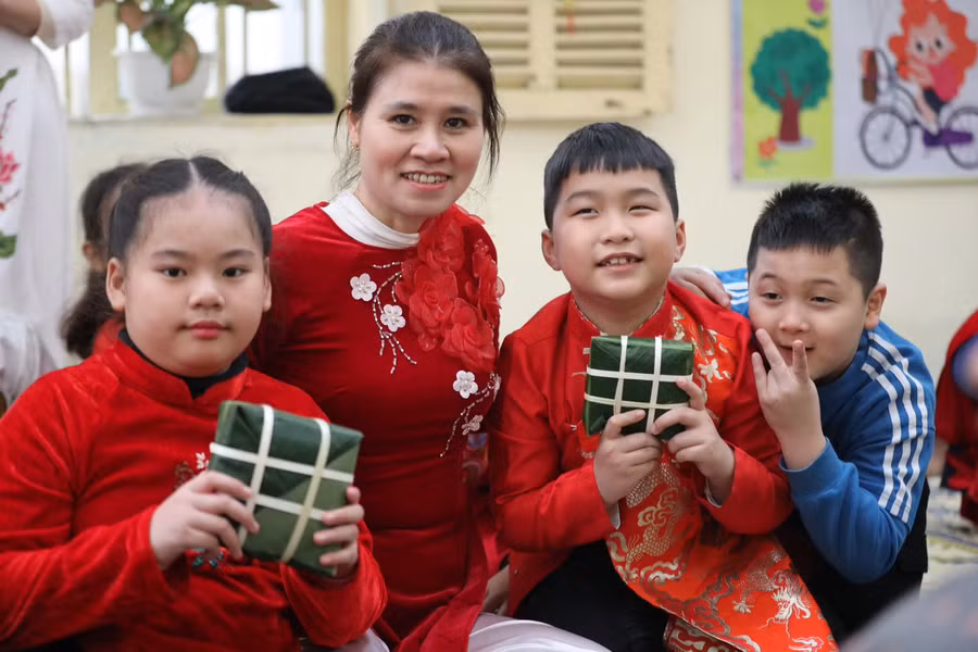 Học sinh hạnh phúc được tham dự chương trình.