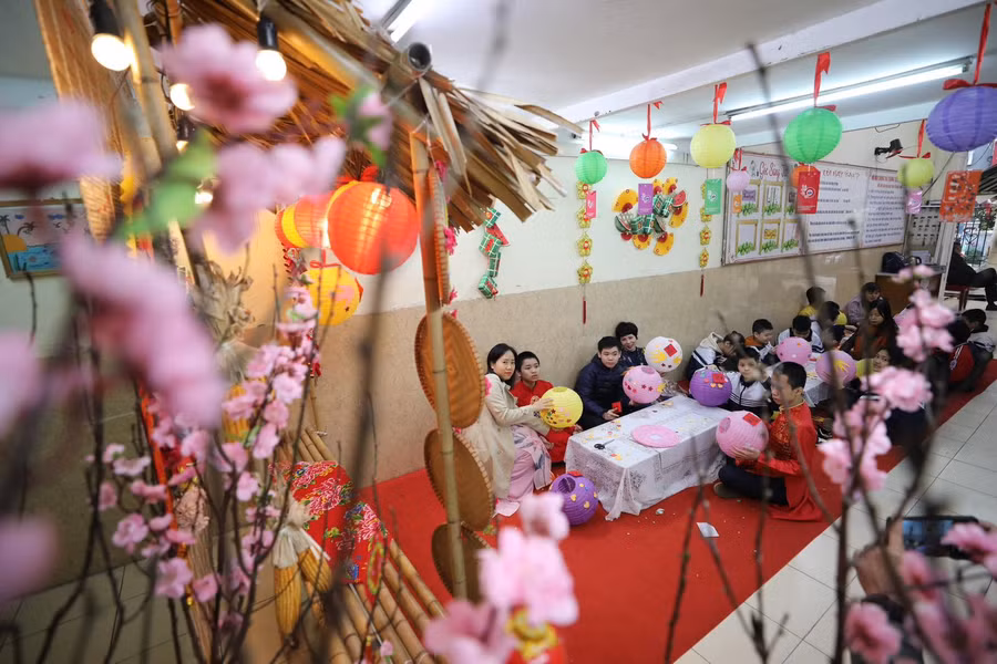 Cô trò cùng nhau tô đèn lồng đón tết.