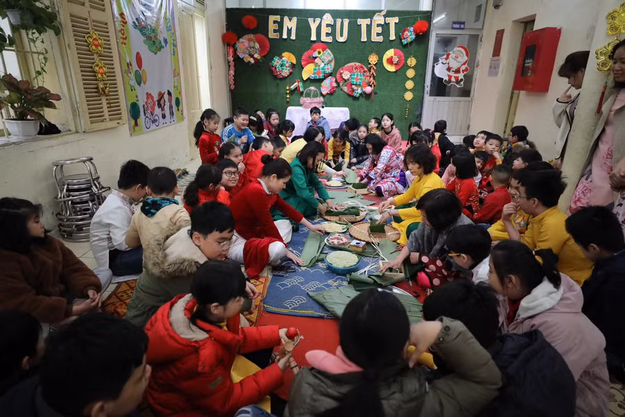 Học sinh được tham gia gói bánh chưng đón Tết.