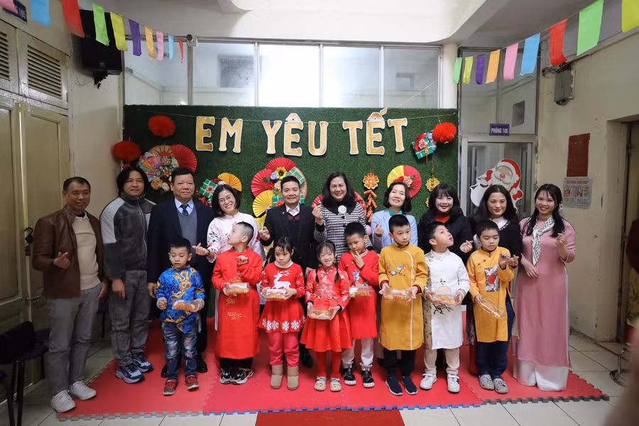 Công đoàn Bộ Công thương tặng quà cho các học sinh.