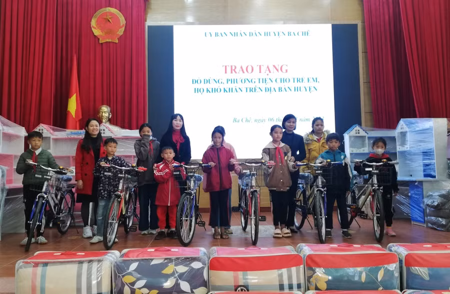 Các em học sinh được tặng xe đạp, góc học tập.