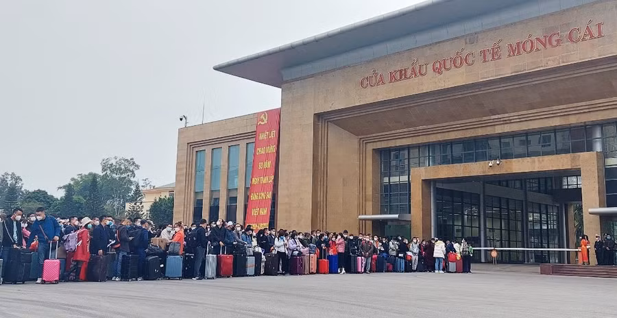 Dòng người xếp hàng dài chờ làm thủ tục xuất cảnh.
