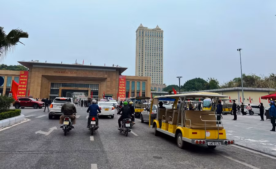 Dịch vụ xe điện, taxi hoạt động nhộn nhịp.