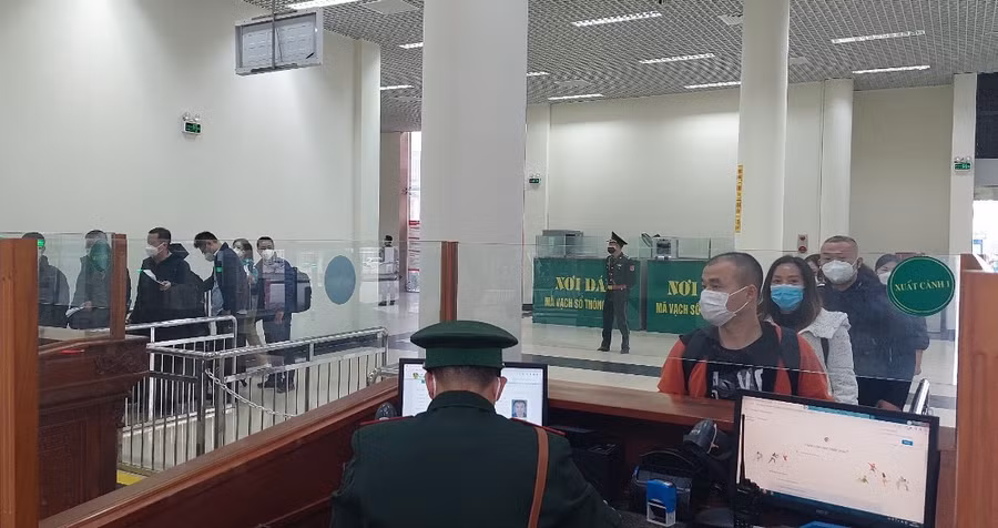 Khu vực làm thủ tục diễn ra trật tự, không xảy ra cảnh chen lấn.