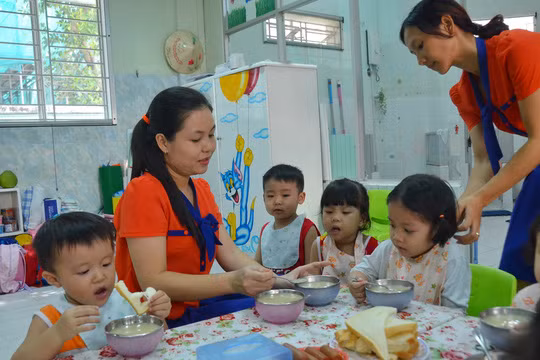 Cần tăng mức lương của giáo viên mầm non sau khi về hưu