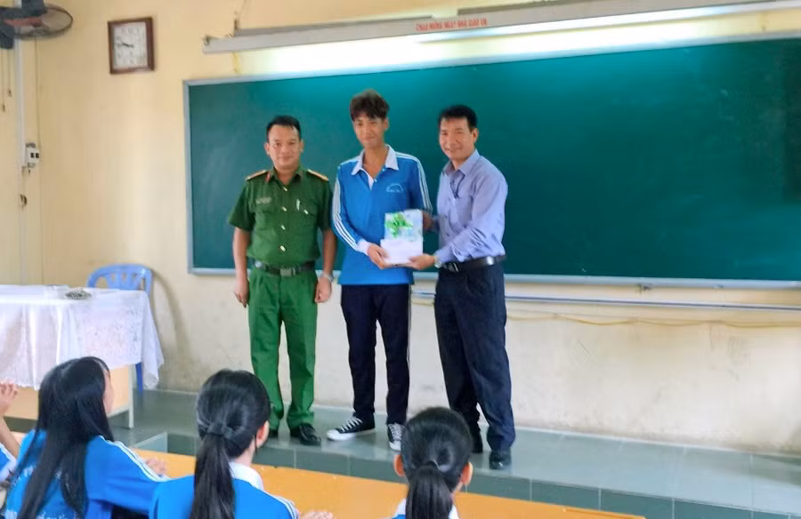 Khen thưởng học sinh lớp 10 dũng cảm bắt cướp