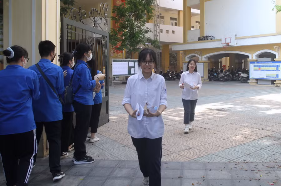 Thí sinh rời điểm thi sau bài thi môn ngoại ngữ. Thí sinh rời điểm thi sau bài thi môn ngoại ngữ.