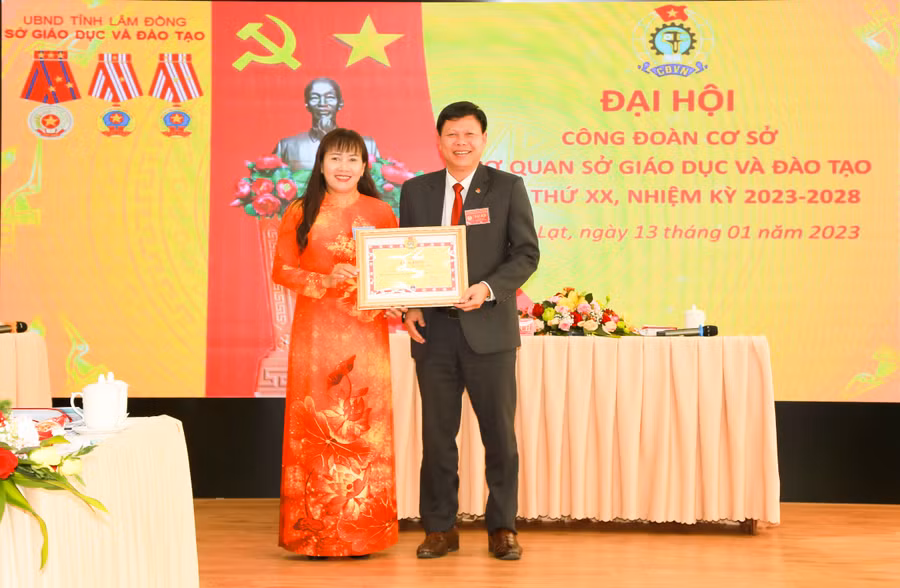 Chủ tịch Công đoàn ngành Giáo dục tỉnh Lâm Đồng Ngô Văn Sơn trao bằng khen của Công đoàn Giáo dục Việt Nam cho bà Phạm Thị Hồng Hải - Giám đốc Sở GD&amp;ĐT Lâm Đồng.