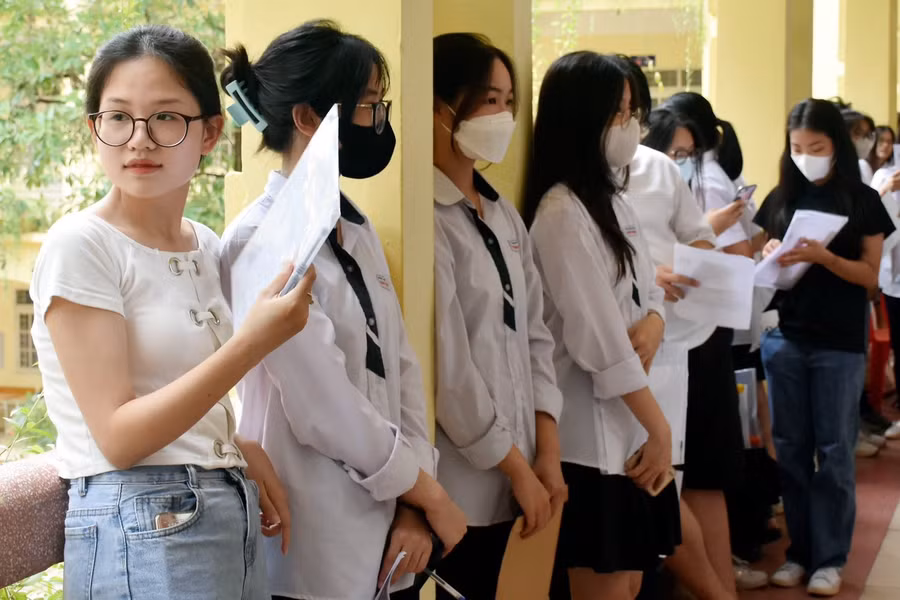 Thí sinh tại điểm thi Trường THPT Việt Đức làm thủ tục dự thi.