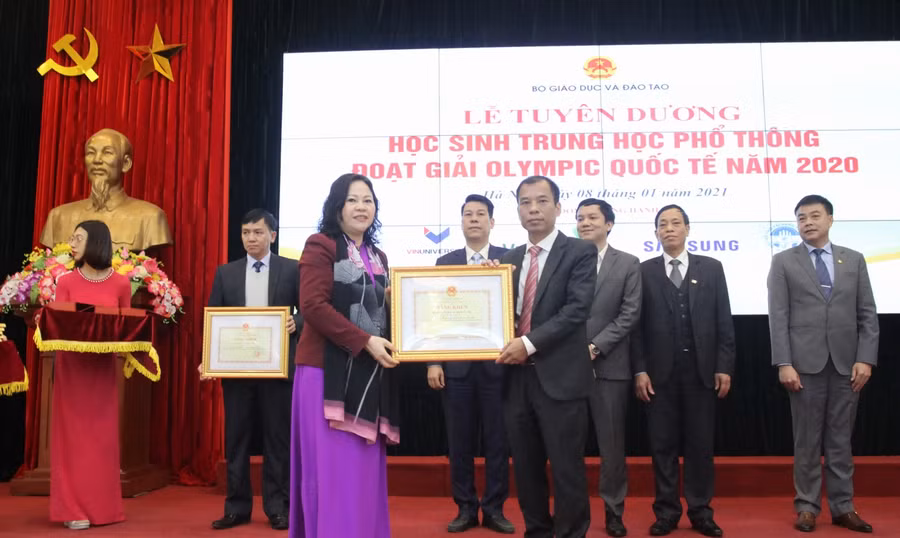 Thứ trưởng Ngô Thị Minh trao tặng Bằng khen Bộ trưởng Bộ GD&amp;ĐT cho 7 tập thể có nhiều đóng góp cho việc bồi dưỡng các đội tuyển, tham gia tổ chức thi Olympic 2020
