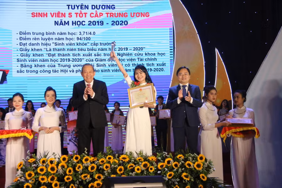 Phó Thủ tướng Trương Hòa Bình trao danh hiệu "Sinh viên 5 tốt".