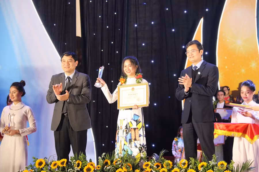 Phó Chánh Văn phòng TƯ Đảng Nguyễn Đắc Vinh và Chủ tịch TƯ Hội Sinh viên Việt Nam Bùi Quang Huy, trao bằng khen cho các cá nhân đạt danh hiệu "Sinh viên 5 tốt".