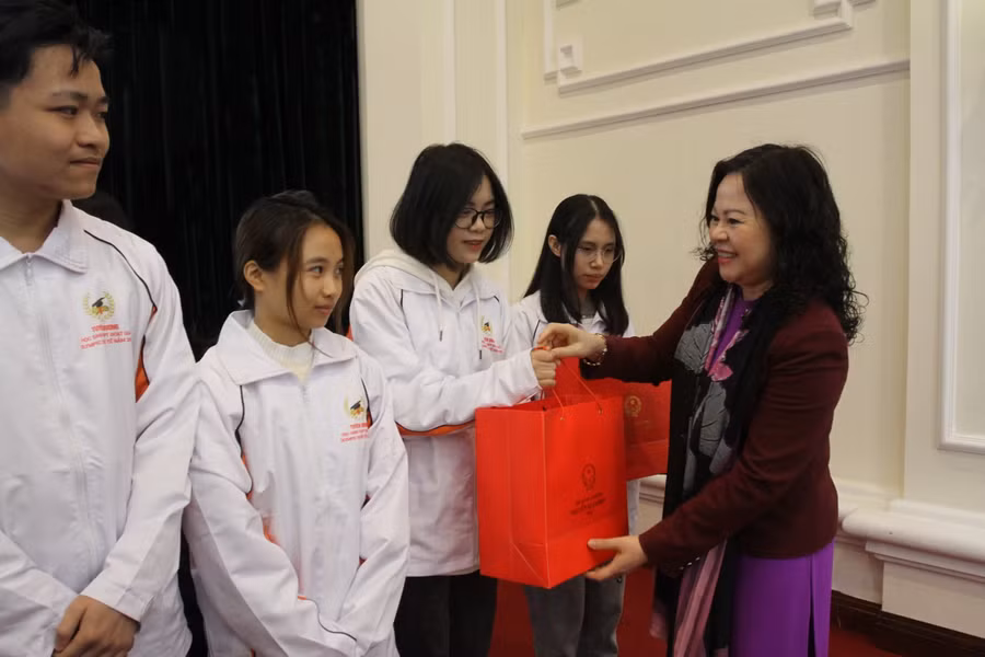 Thứ trưởng Ngô Thị Minh trao quà của Thủ tướng Chính phủ cho các em học sinh