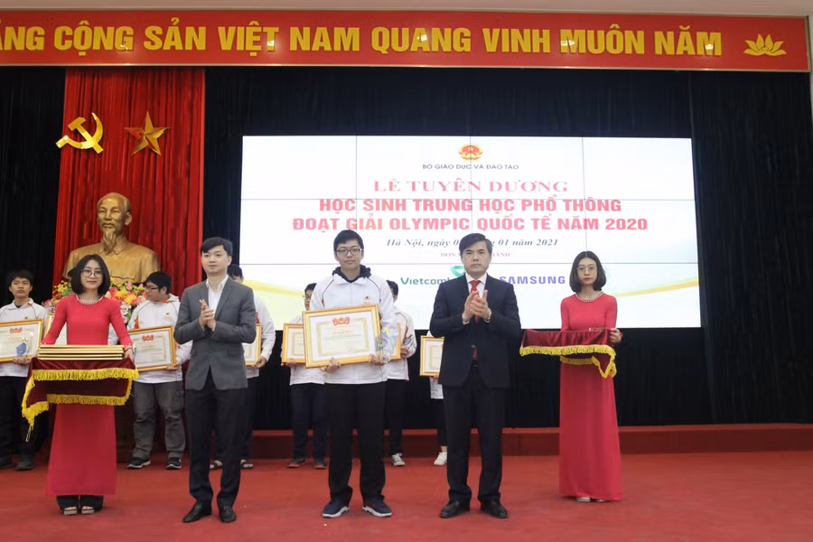 Trao tặng Trao Bằng khen của Trung ương Đoàn cho 20 các em học sinh, đoàn viên có thành tích xuất sắc