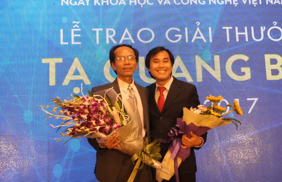 Hai nhà khoa học PGS.TS Nguyễn Sum và GS.TS Phan Thanh Sơn Nam tại lễ trao giải