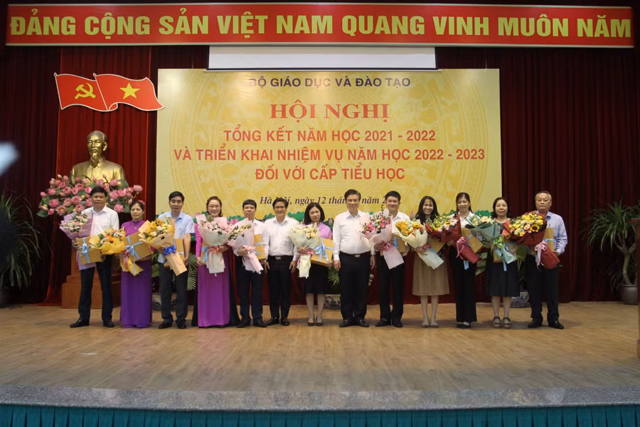 Thứ trưởng Nguyễn Hữu Độ tặng hoa chúc mừng các cán bộ quản lý giáo dục cấp tiểu học mới được bổ nhiệm Thứ trưởng Nguyễn Hữu Độ tặng hoa chúc mừng các cán bộ quản lý giáo dục cấp tiểu học mới được bổ nhiệm