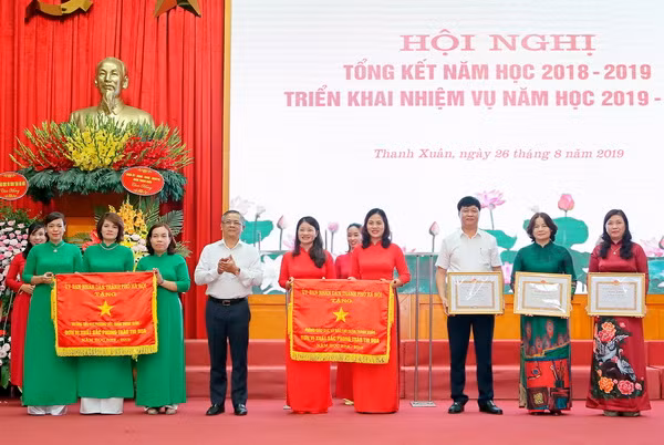 Lãnh đạo quận Thanh Xuân tặng cờ thi đua cho các đơn vị xuất sắc