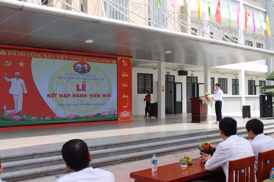 Đảng viên mới Ngô Đức Uy đọc lời tuyên thệ