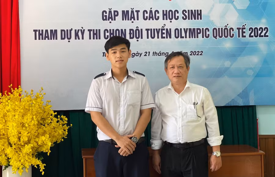 Võ Trương Thiên Kỳ và thầy hiệu trưởng Huỳnh Tấn Châu