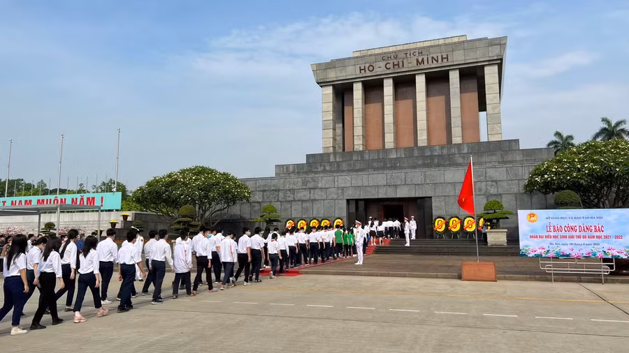 Đoàn học sinh Thủ đô vào Lăng viếng Bác.