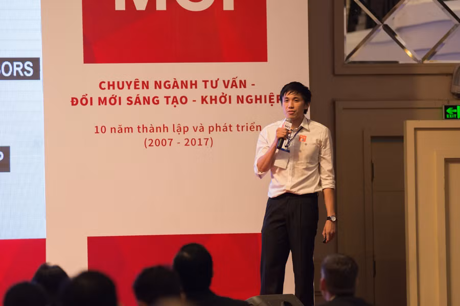 Ông Võ Việt Anh trình bày dự án DropDeck Ông Võ Việt Anh trình bày dự án DropDeck