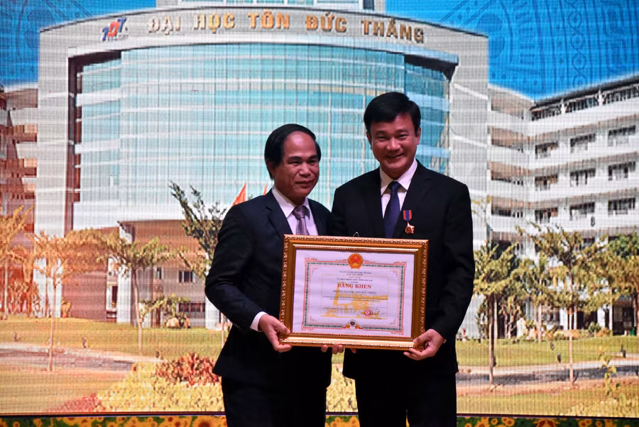 Đại diện UBND tỉnh Gia Lai trao bằng khen cho TDTU