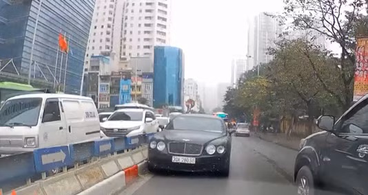 Hà Nội: Tước GPLX 2 tháng tài xế xe chạy ngược chiều trên phố Nguyễn Tuân
