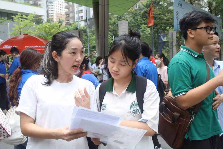 Học sinh tham dự kỳ thi tốt nghiệp THPT tại Hà Nội.