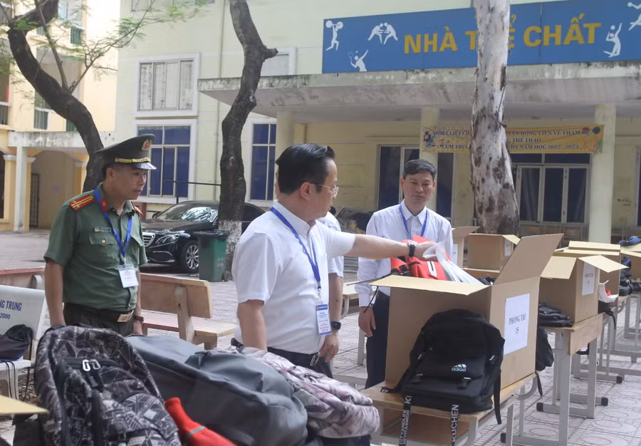 Giám đốc Sở GD&amp;ĐT Hà Nội lưu ý các điểm thi bố trí chu đáo chỗ gửi đồ cho thí sinh