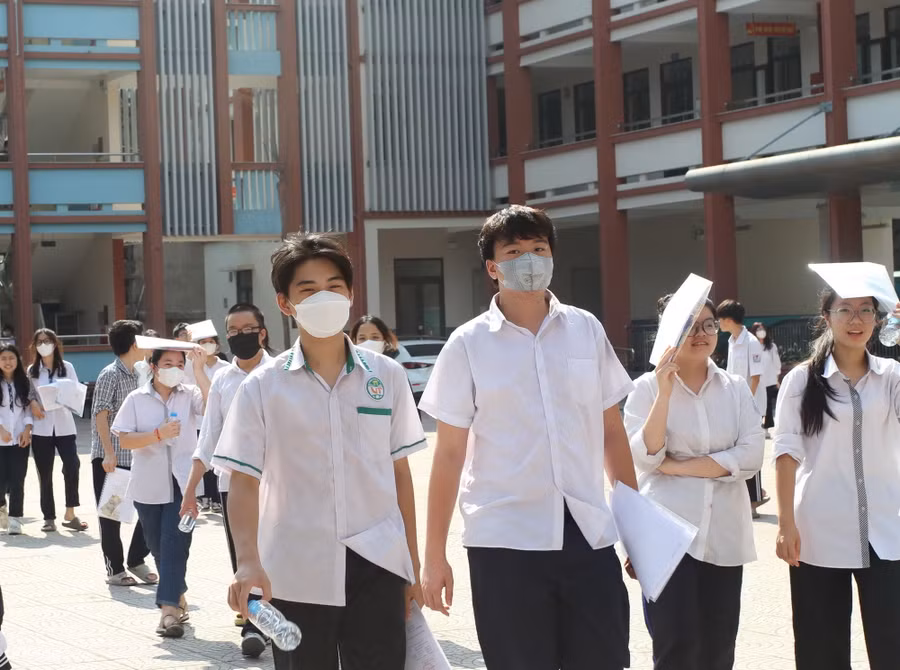 Thí sinh rời điểm thi Trường THPT Trương Định trong tâm trạng phấn khởi.