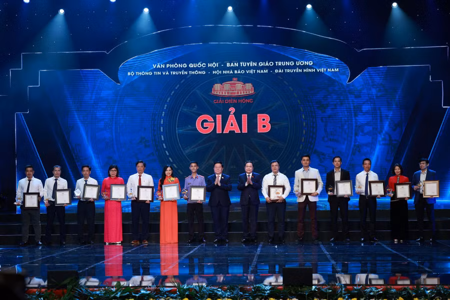 Phó Chủ tịch Thường trực Quốc hội, Trưởng Ban Chỉ đạo Giải Trần Thanh Mẫn và Trưởng Ban Tuyên giáo Trung ương Nguyễn Trọng Nghĩa trao giải cho các tác giả, nhóm tác giả đoạt giải B. Ảnh: Hải Nguyễn