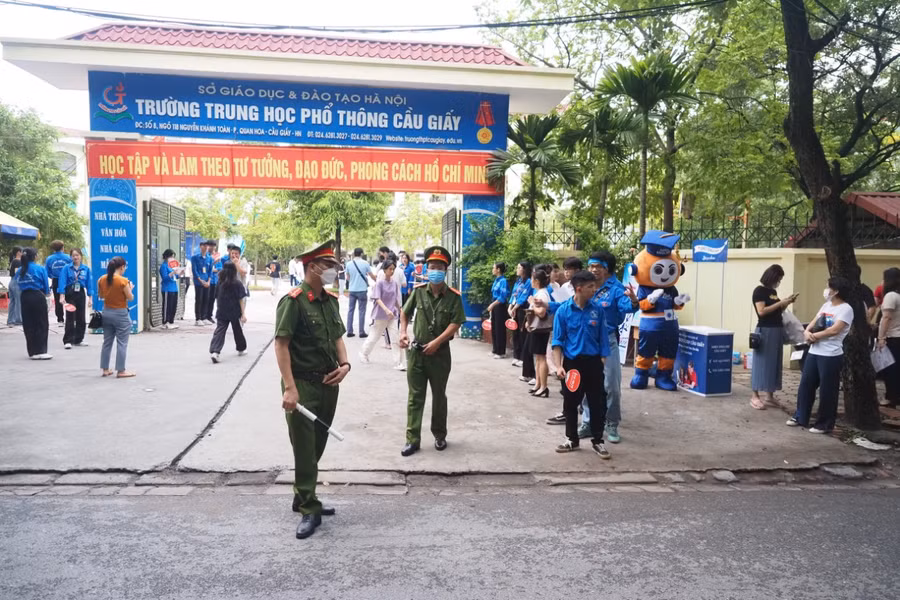 Công an phân luồng giao thông, đảm bảo an ninh trật tự ATGT các kỳ thi.
