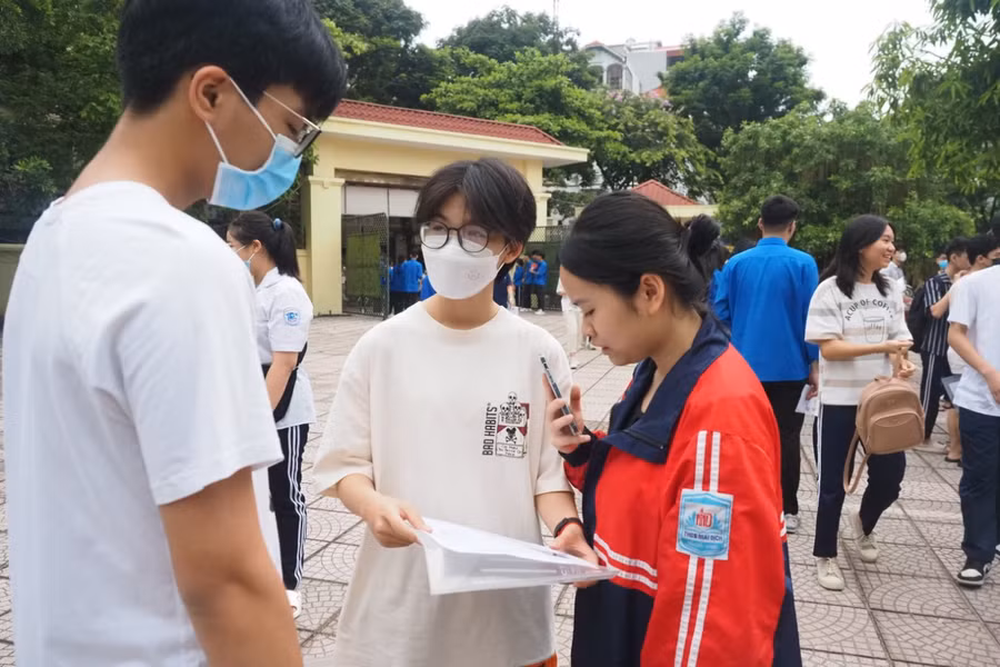 Thí sinh có mặt tại điểm thi trường THPT Cầu Giấy sáng 9/6.