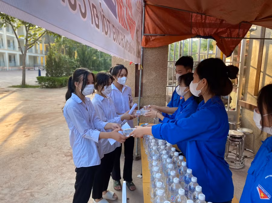 Đoàn thanh niên tặng nước uống cho học sinh tại điểm thi trường THPT Lục Ngạn số 1.