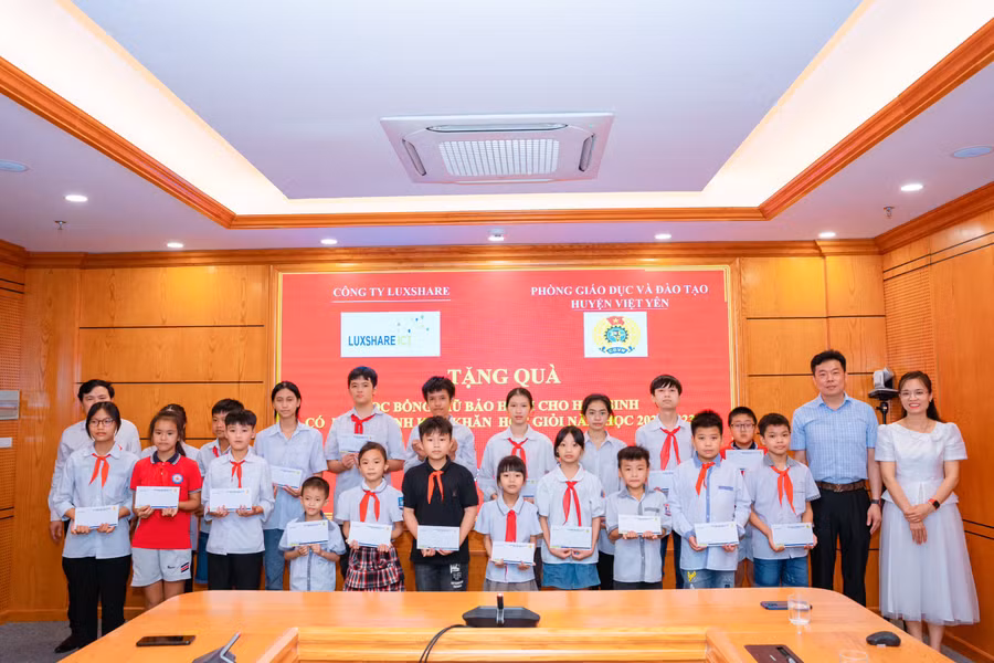 Đơn vị doanh nghiệp phối hợp với phòng GD&ĐT huyện Việt Yên trao quà, học bổng cho học sinh. Đơn vị doanh nghiệp phối hợp với phòng GD&ĐT huyện Việt Yên trao quà, học bổng cho học sinh.