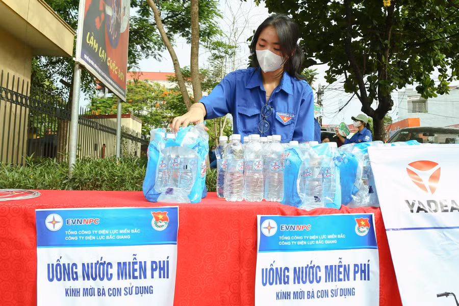 Tình nguyện viên sắp xếp nước uống hỗ trợ thí sinh dự thi tại trường THPT Lạng Giang số 2.