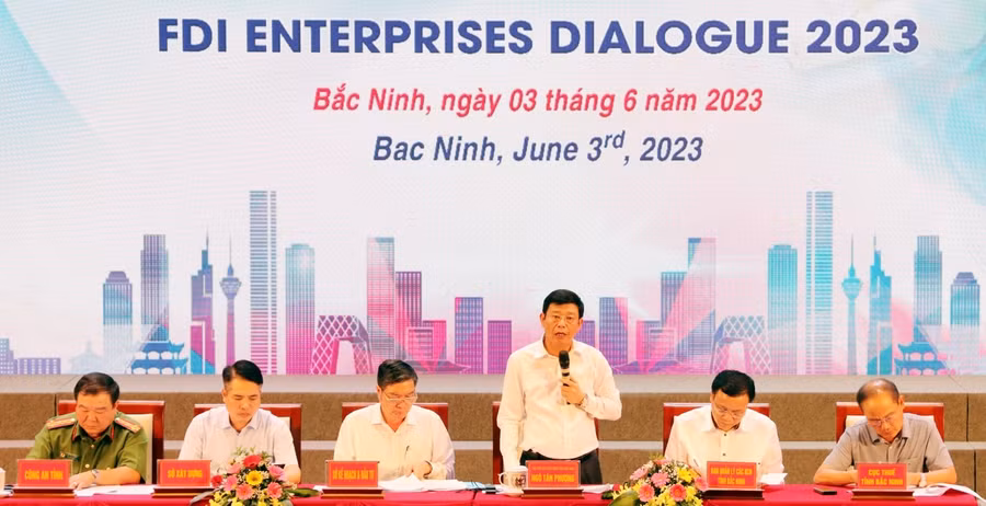 Đại diện lãnh đạo UBND tỉnh Bắc Ninh - Ngô Tân Phượng điều hành phiên đối thoại.