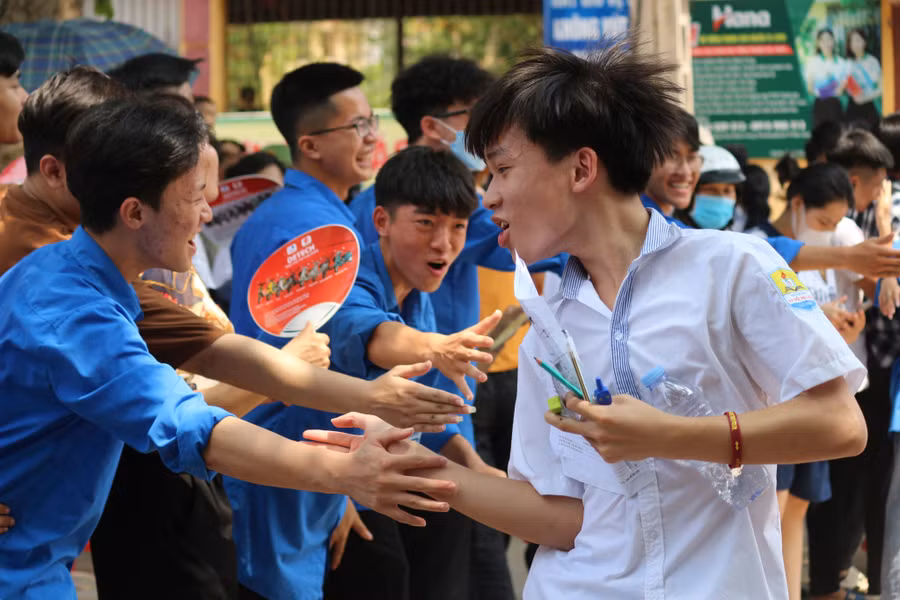 Thí sinh hoàn thành bài thi cuối kỳ thi tuyển sinh vào lớp 10 THPT không chuyên năm học 2023 - 2024.