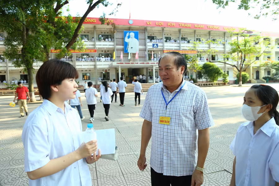 Giám đốc Sở GD&ĐT Bắc Giang Tạ Việt Hùng động viên thí sinh trước giờ thi. Giám đốc Sở GD&ĐT Bắc Giang Tạ Việt Hùng động viên thí sinh trước giờ thi.