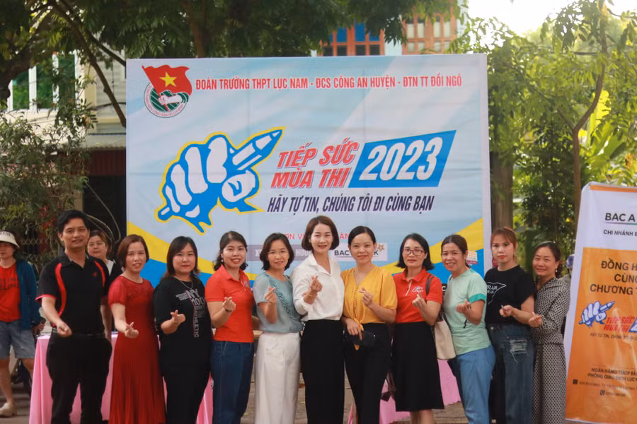 Thầy cô, phụ huynh học sinh đồng hành cùng sĩ tử trong kỳ thi.