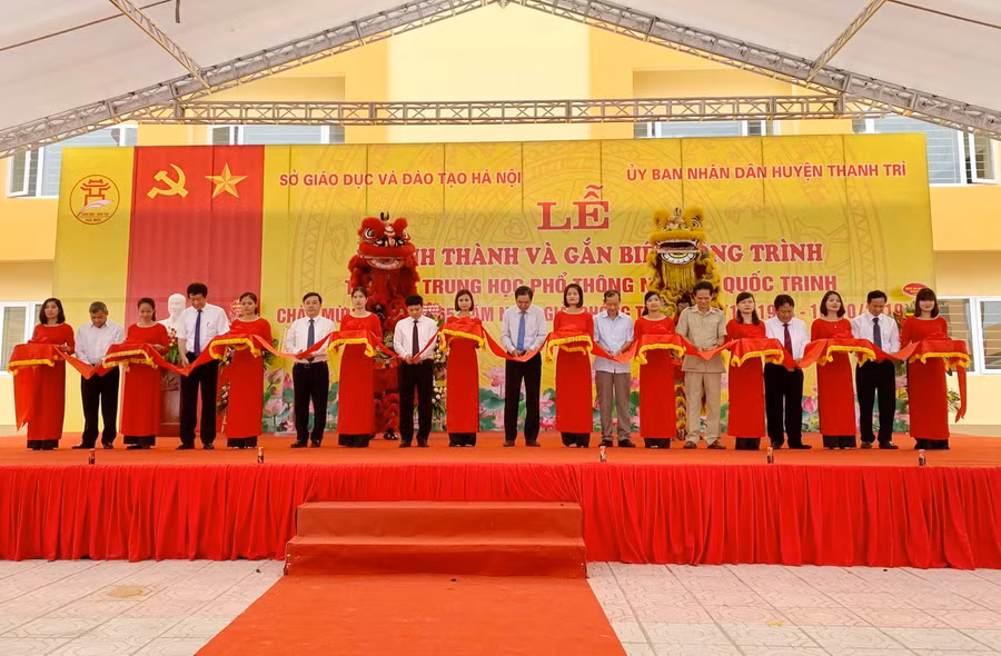Các đại biểu thực hiện nghi thức cắt băng khánh thành Các đại biểu thực hiện nghi thức cắt băng khánh thành