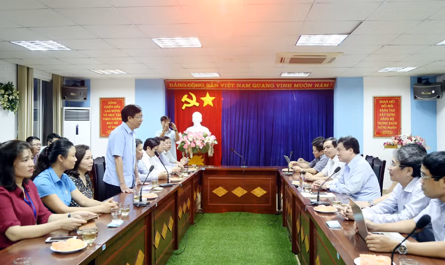 Quang cảnh buổi làm việc