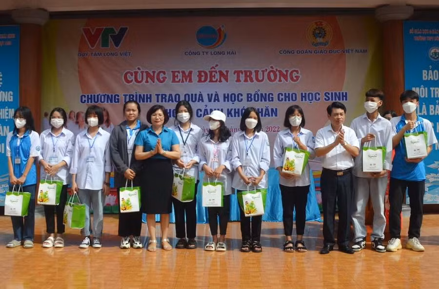 Quỹ Tấm lòng Việt cũng đã trao 1.898 suất quà cho học sinh Trường THPT Đông Thụy Anh.