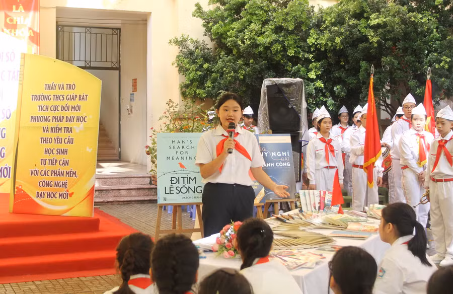Học sinh Trường THCS Giáp Bát giới thiệu sách